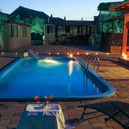 Fabulous In Pako Tane With Swimming Pool Daire Pakoštane